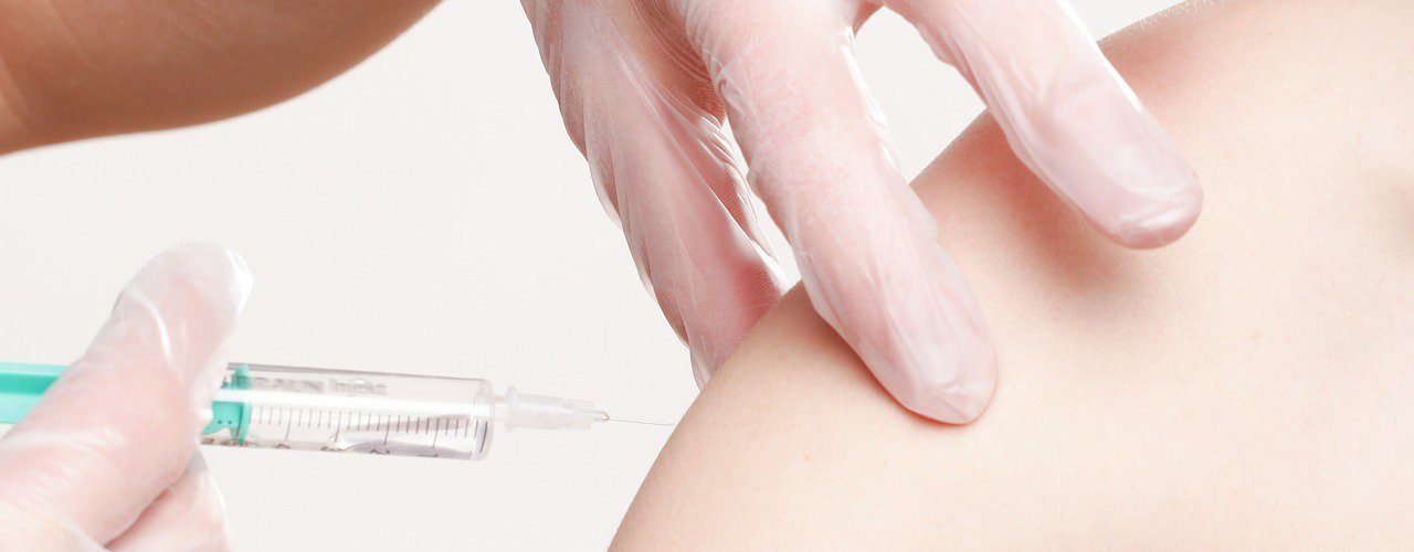 Moet de overheid vaccinatie verplichten en hoe dan?