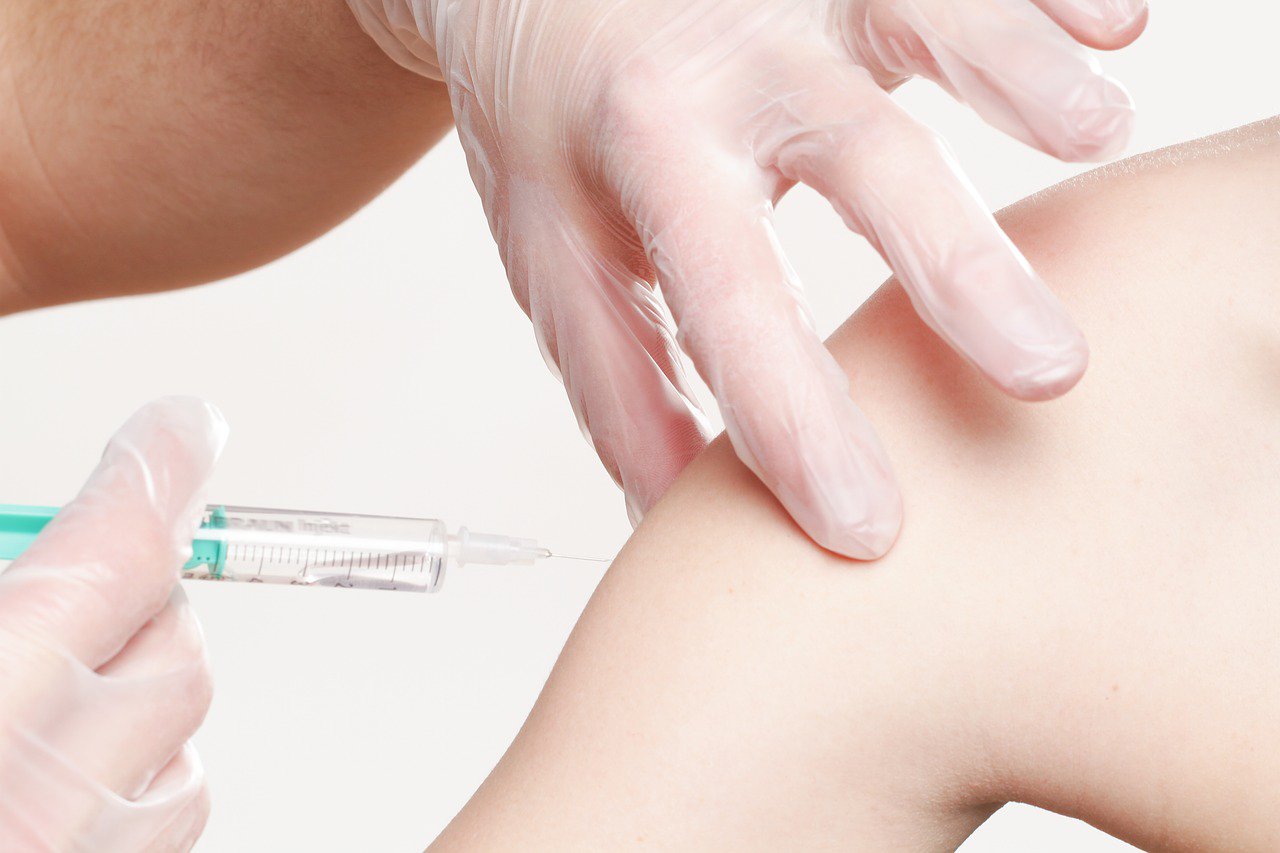 Moet de overheid vaccinatie verplichten en hoe dan?