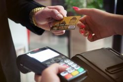Ondernemers verplicht om vanaf 1 juli elektronisch betaalmiddel aan te bieden cover