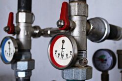 Justitie beschermt burgers en bedrijven in moeilijkheden door hoge energiefactuur cover