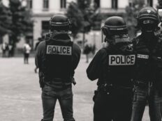 Naaktfouilles op het proces van de eeuw: politie straks met de billen bloot? cover