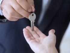 Inbreng onroerend goed in huwgemeenschap gevolgd door schenking: toch fiscaal misbruik ... cover