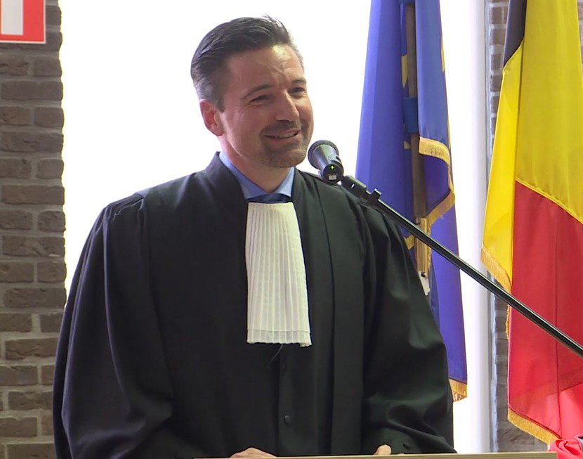 Limburgs stafhouder Luk Delbrouck heeft advies voor de nieuwe advocaat-stagiairs cover
