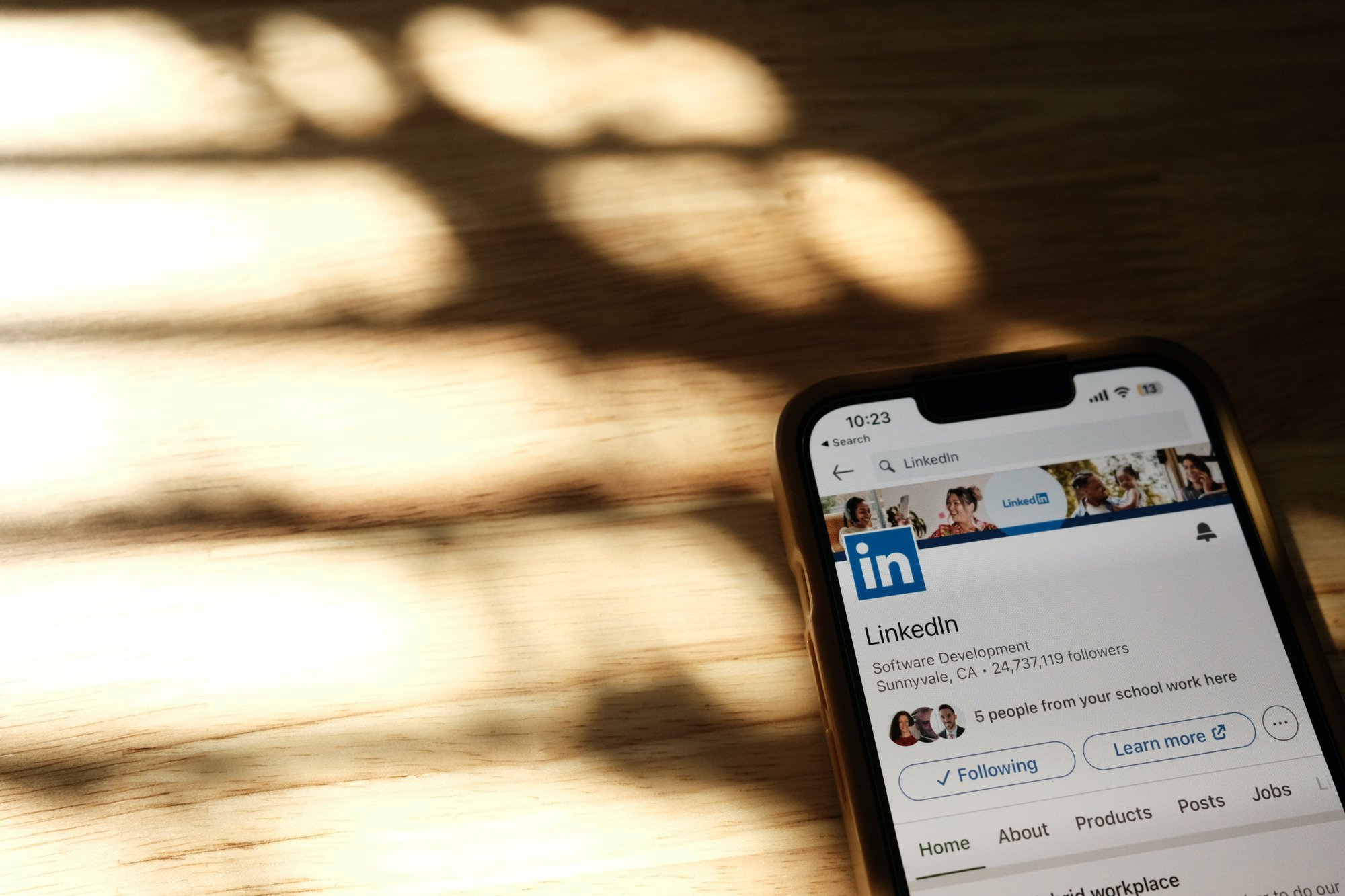 7 praktische tips om het LinkedIn-profiel van uw kantoor te verbeteren cover