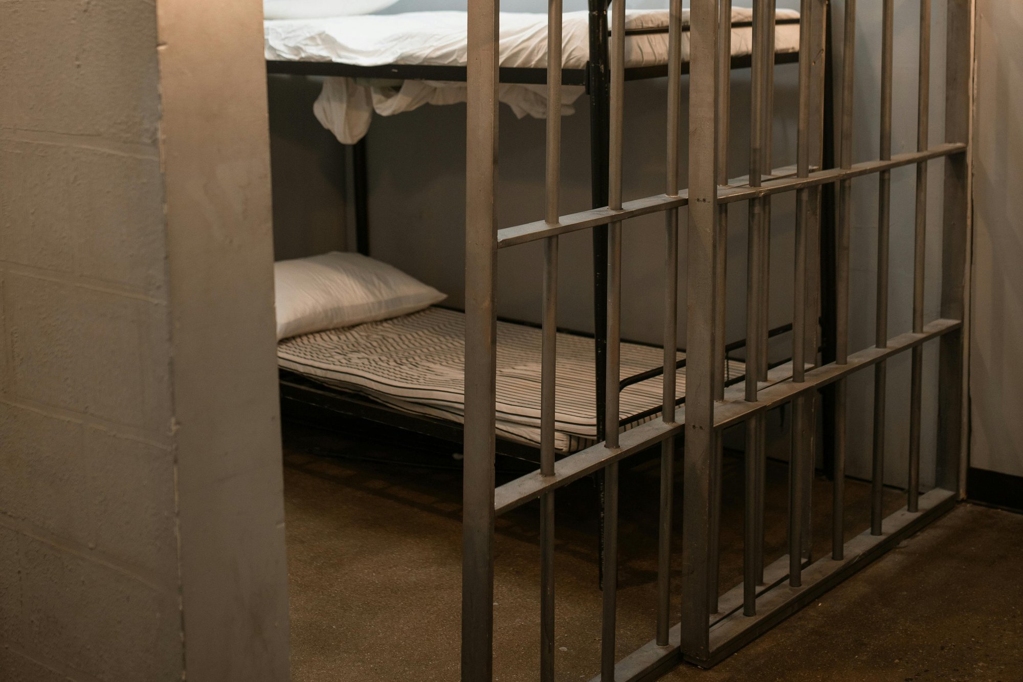 Te veel aanhoudingsbevelen: onderzoeksrechters medeverantwoordelijk voor overbevolking gevangenissen? cover