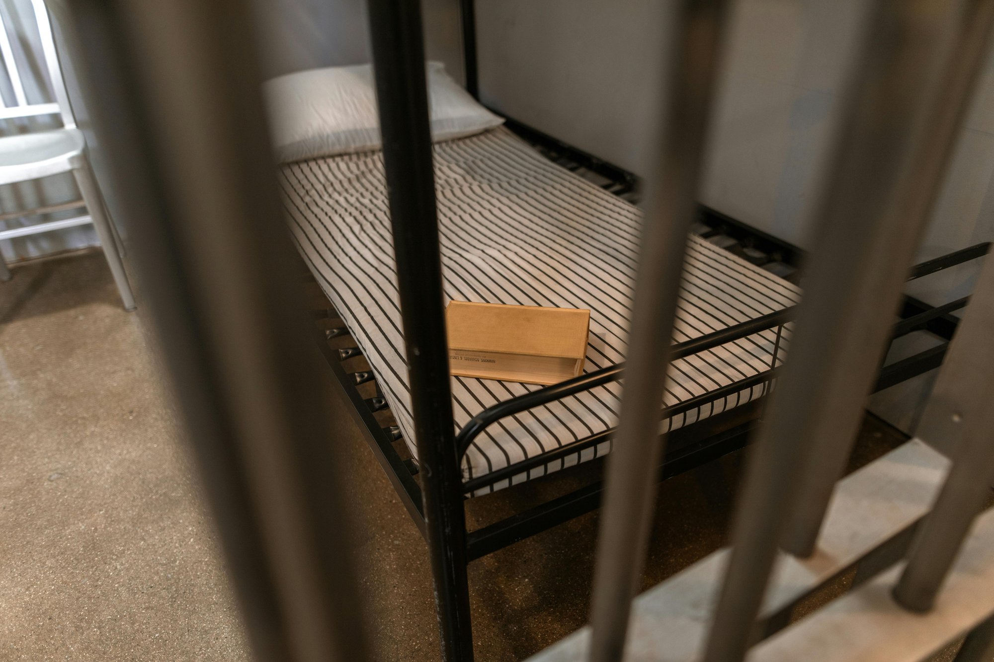 Verslag conferentie ‘Overbevolking in de Belgische gevangenissen: naar een behoorlijk detentiebeleid’ cover