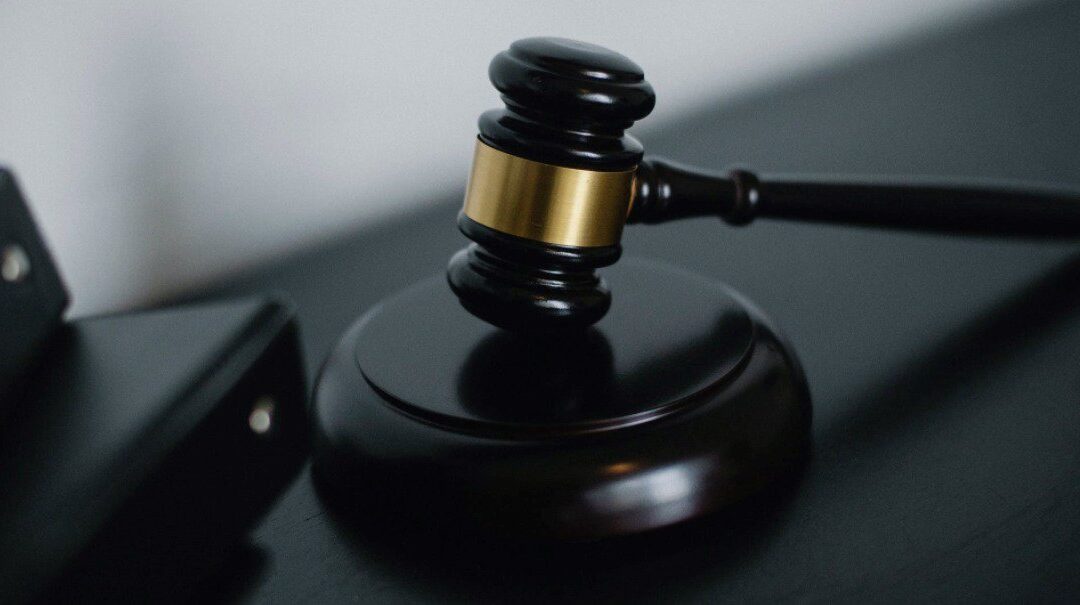 De taak van de rechter bij verstek