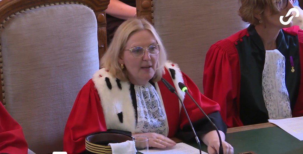 Laurence Massart, Eerste voorzitter hof van beroep Brussel spreekt de advocaat-stagiairs toe cover