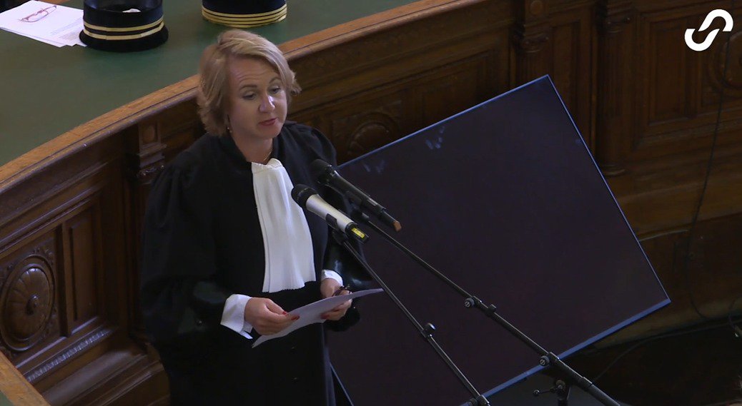 Meester Marie Dupont, stafhouder van de Franstalige Brusselse Balie richt zich tot de stagiairs cover