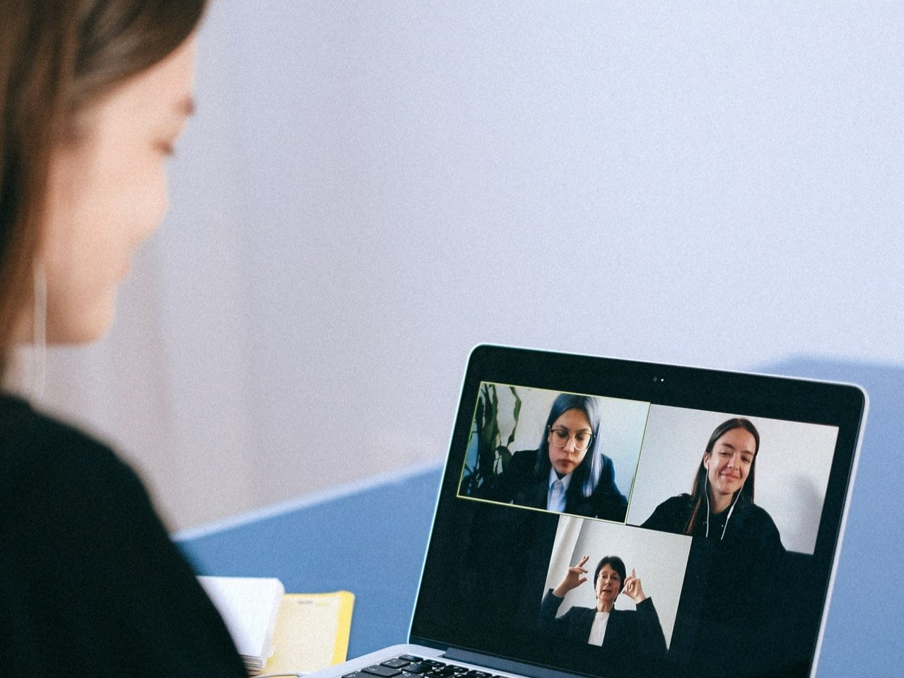 De mens uit de rechtszaal: hoe de wetgever het proces herleidt tot een online vergadering cover De mens uit de rechtszaal: hoe de wetgever het proces herleidt tot een online vergadering cover