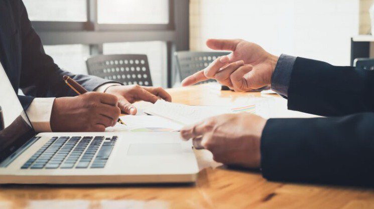 Entreprise individuelle ou société ? Voici comment faire le bon choix en tant qu'entrepreneur cover