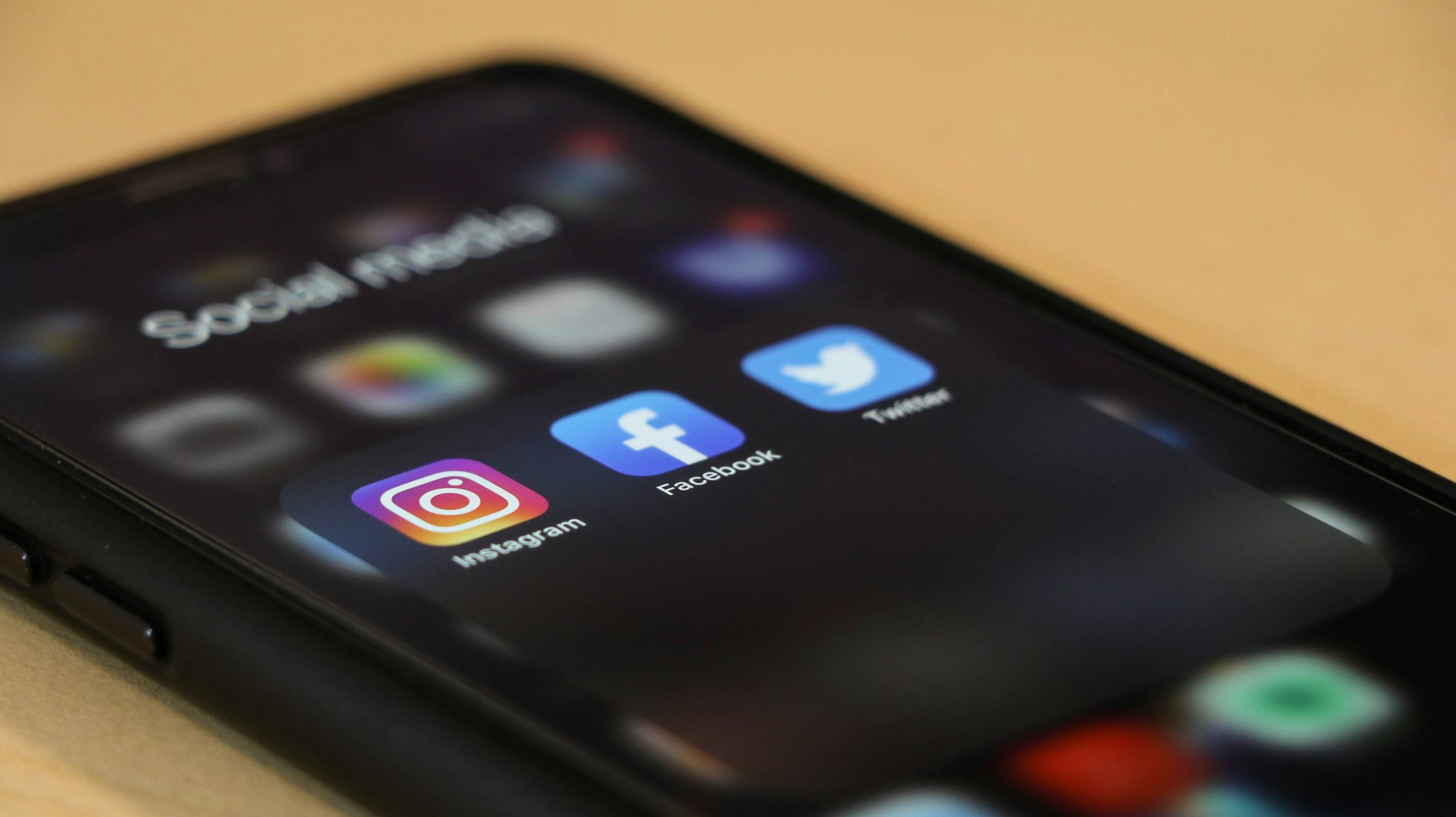 AI-aanbevelingssystemen en manipulatieve beïnvloeding op sociale media cover