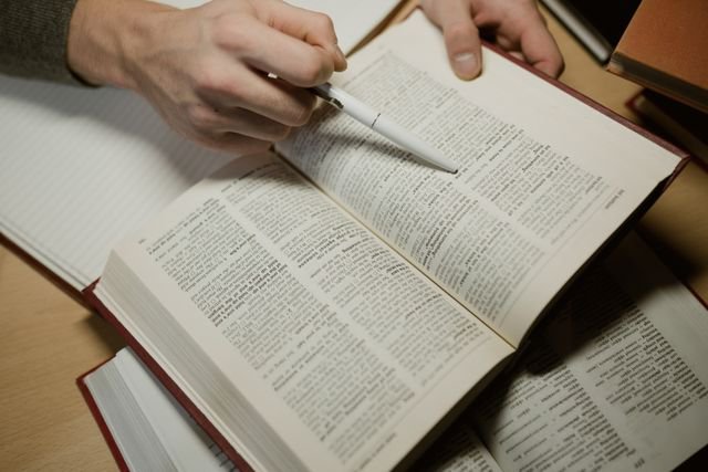 Cinq pièges de traduction qui se paient en droit cover Cinq pièges de traduction qui se paient en droit cover